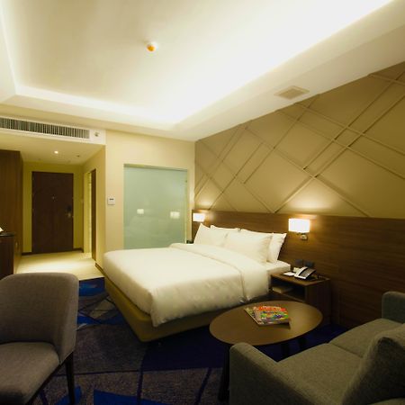 Luxent Hotel Кесон Сити Екстериор снимка