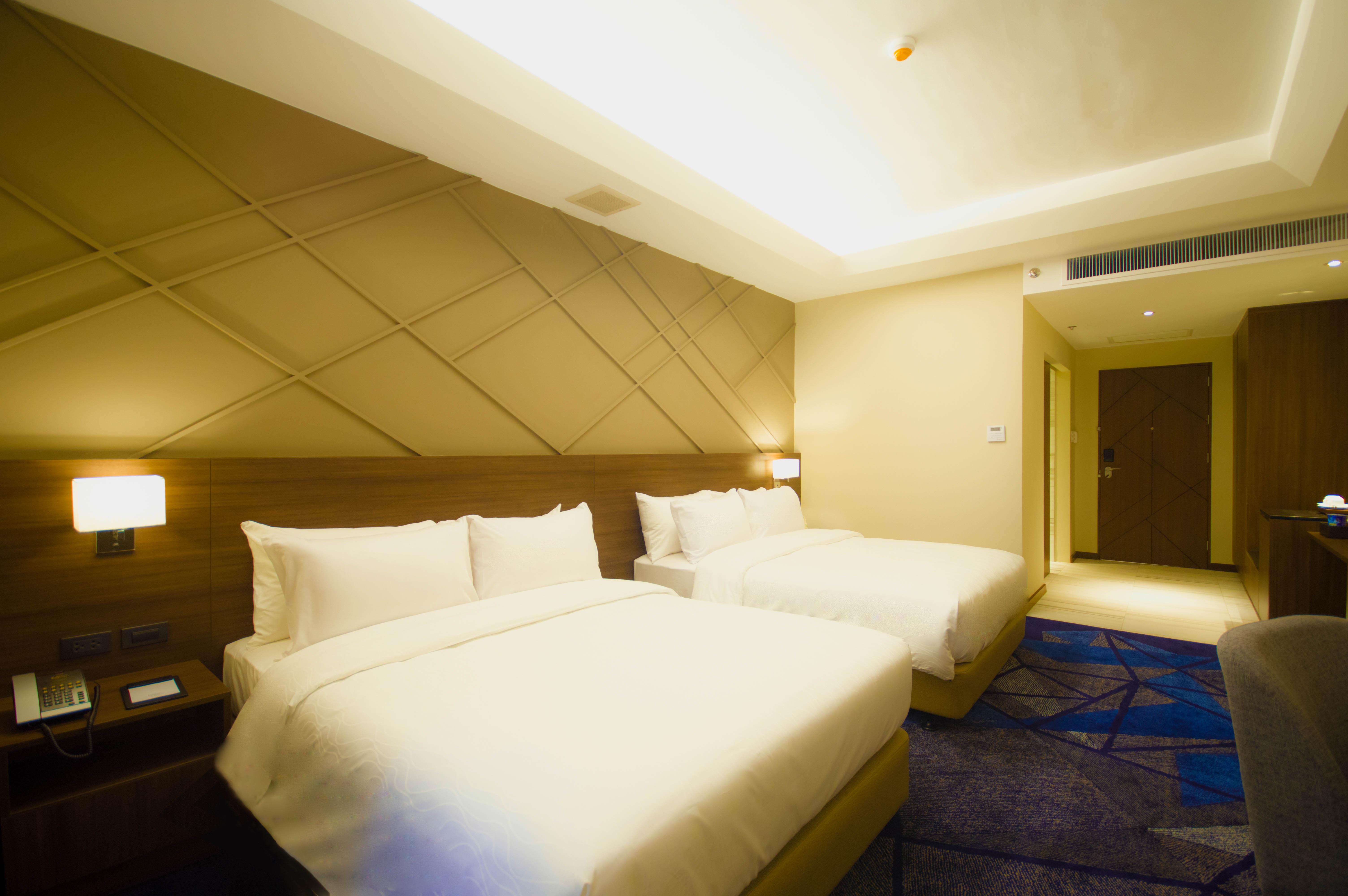 Luxent Hotel Кесон Сити Екстериор снимка
