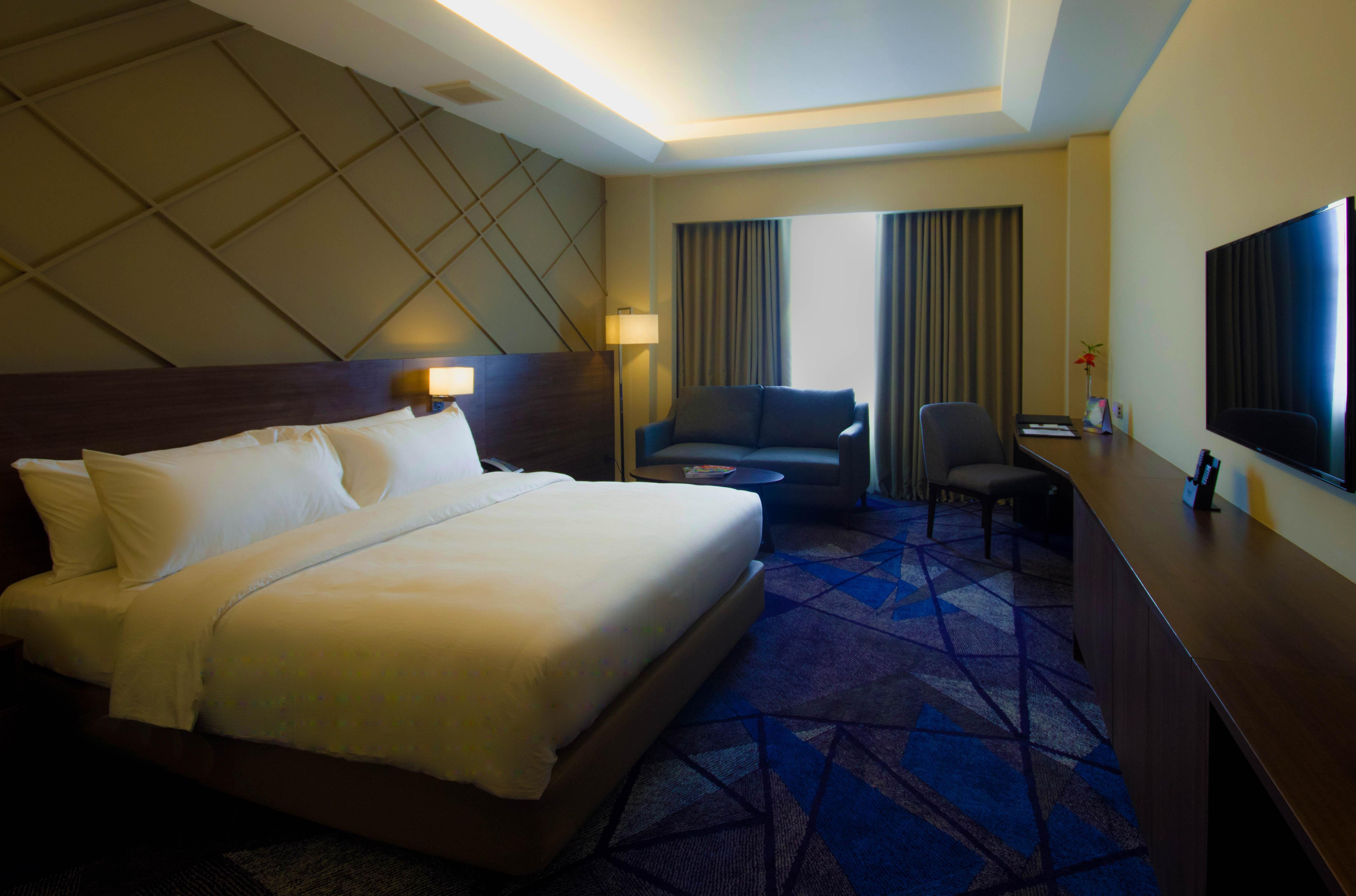 Luxent Hotel Кесон Сити Екстериор снимка