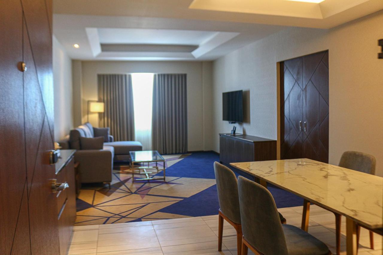Luxent Hotel Кесон Сити Екстериор снимка