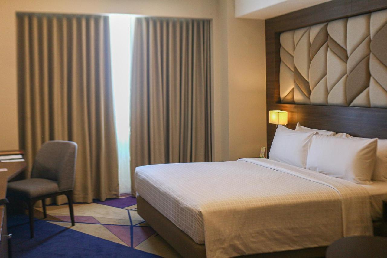 Luxent Hotel Кесон Сити Екстериор снимка
