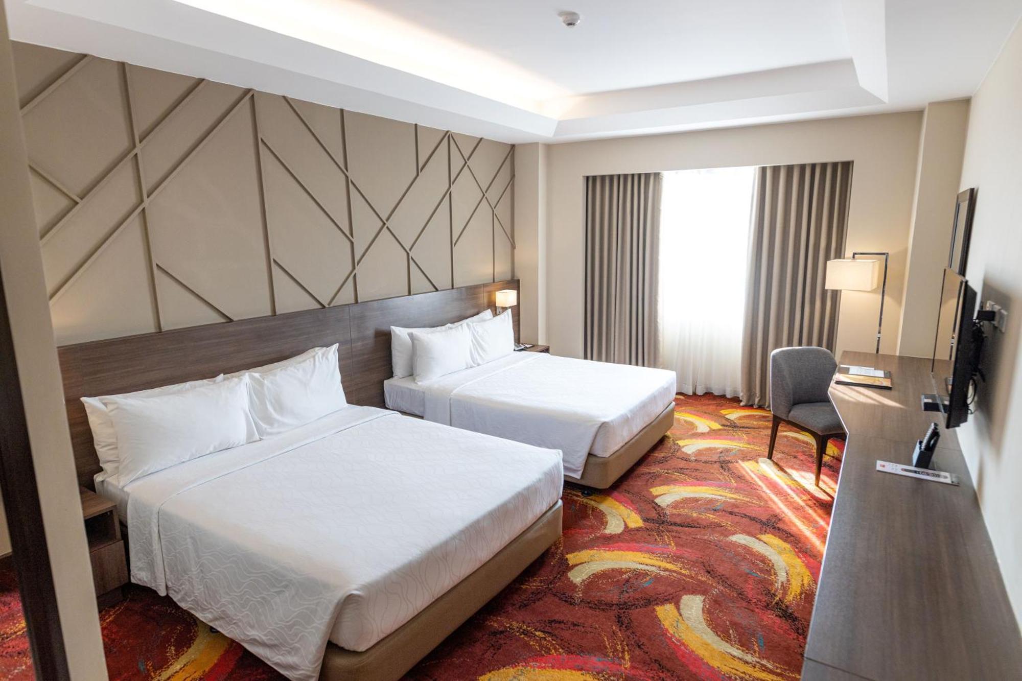 Luxent Hotel Кесон Сити Екстериор снимка