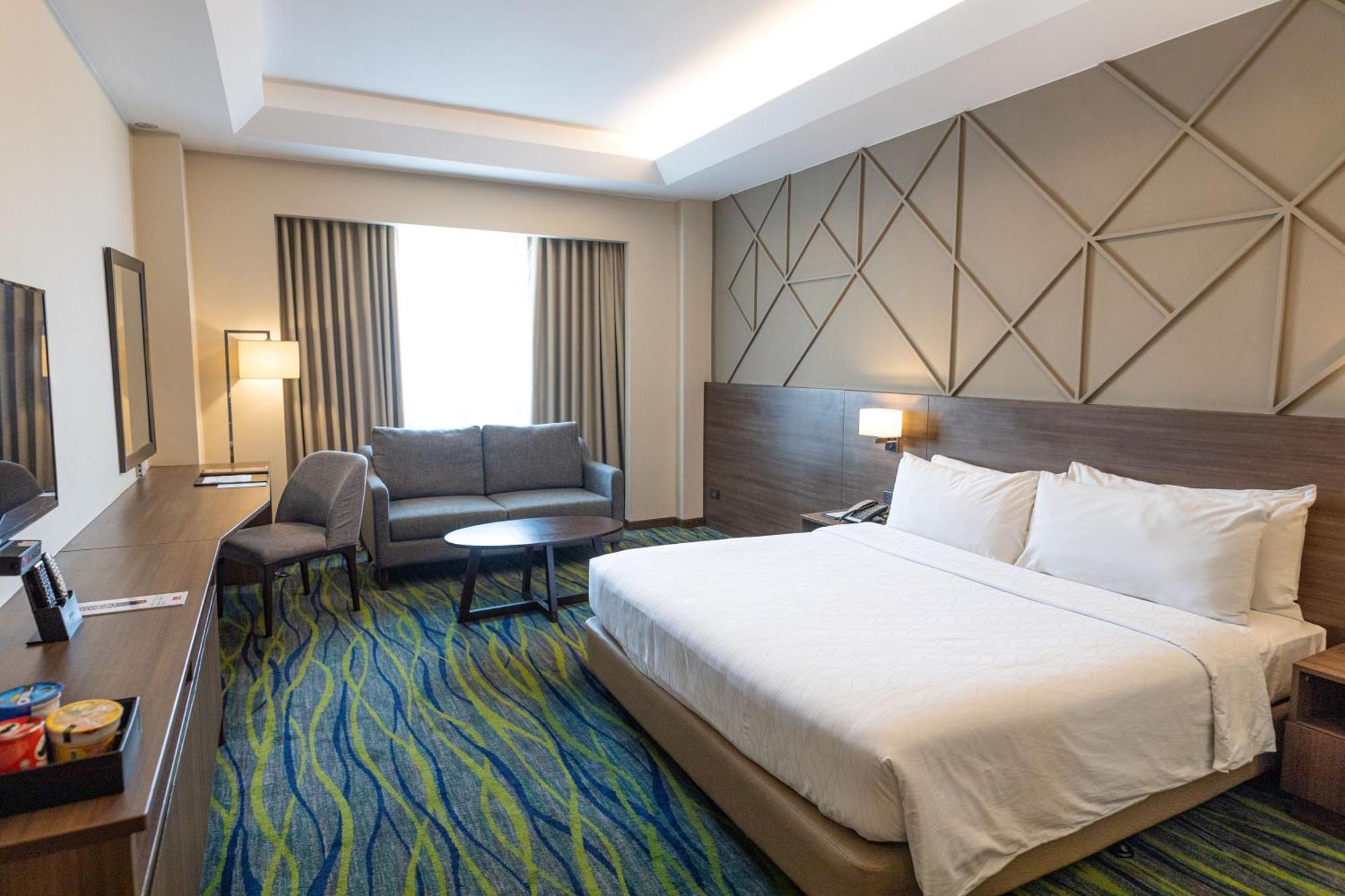 Luxent Hotel Кесон Сити Екстериор снимка