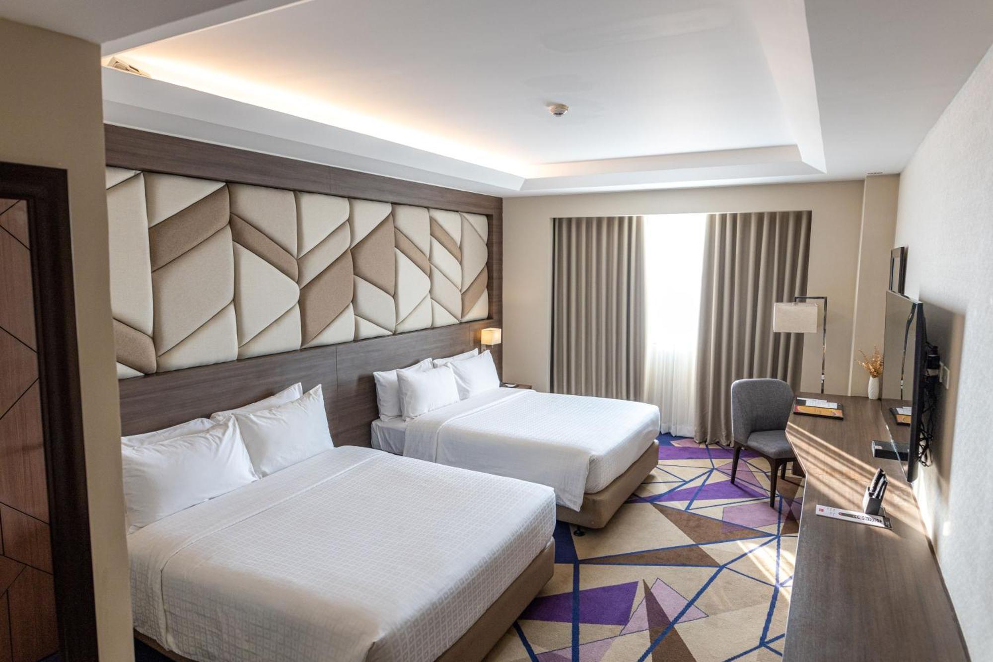 Luxent Hotel Кесон Сити Екстериор снимка