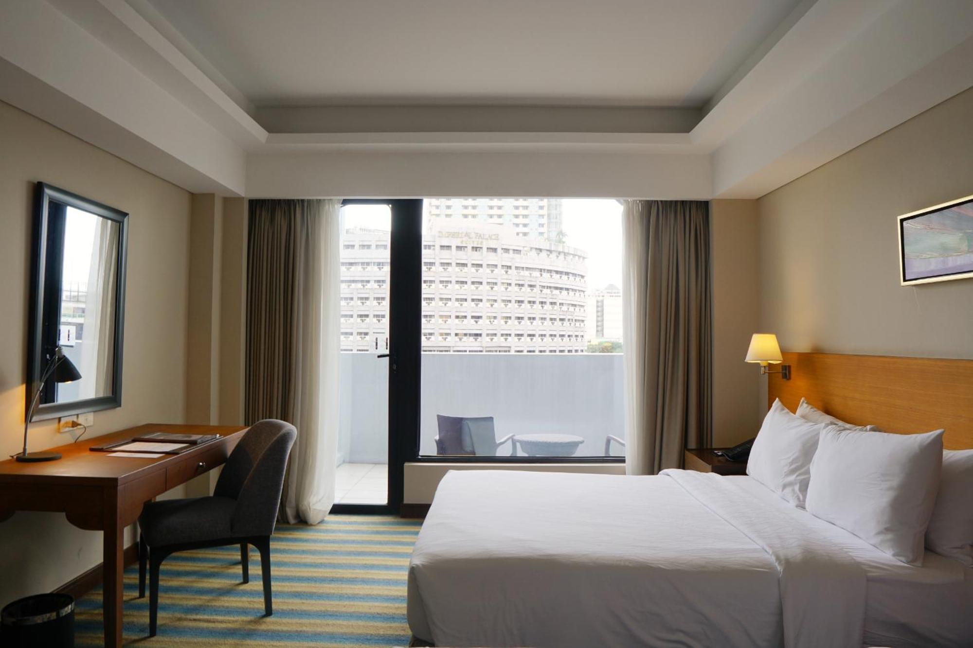 Luxent Hotel Кесон Сити Екстериор снимка