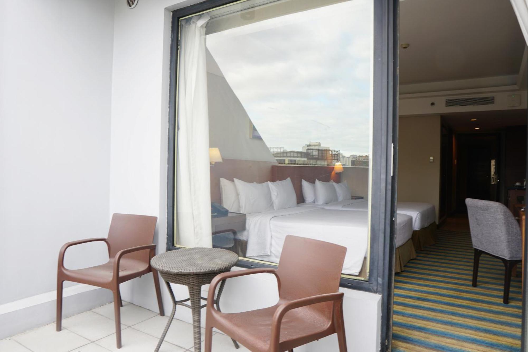 Luxent Hotel Кесон Сити Екстериор снимка