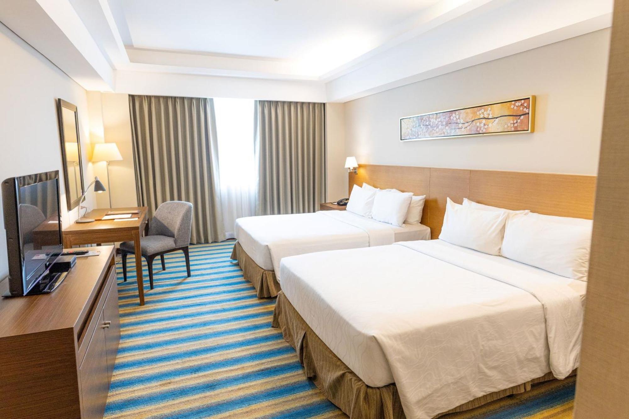 Luxent Hotel Кесон Сити Екстериор снимка