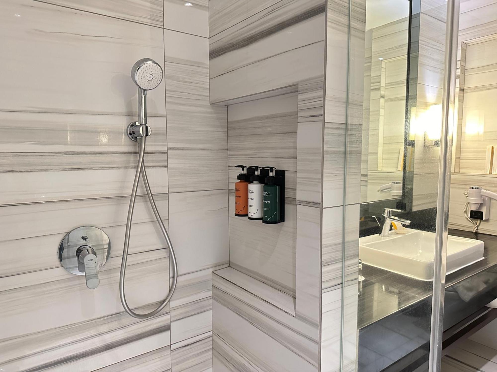 Luxent Hotel Кесон Сити Екстериор снимка