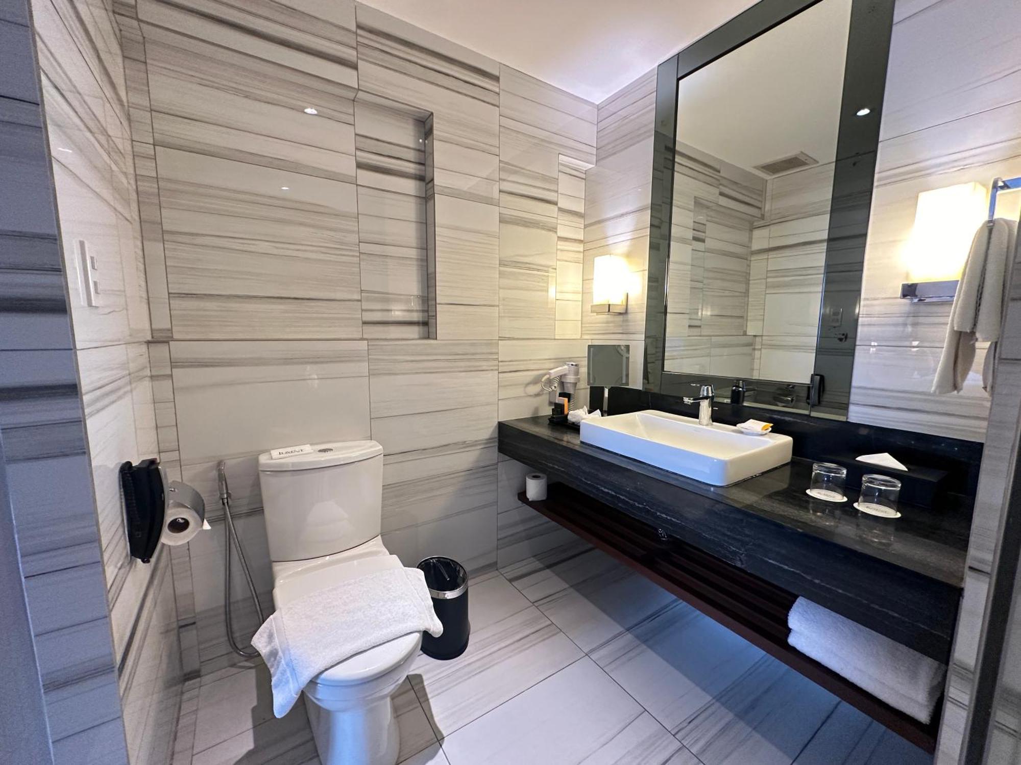 Luxent Hotel Кесон Сити Екстериор снимка