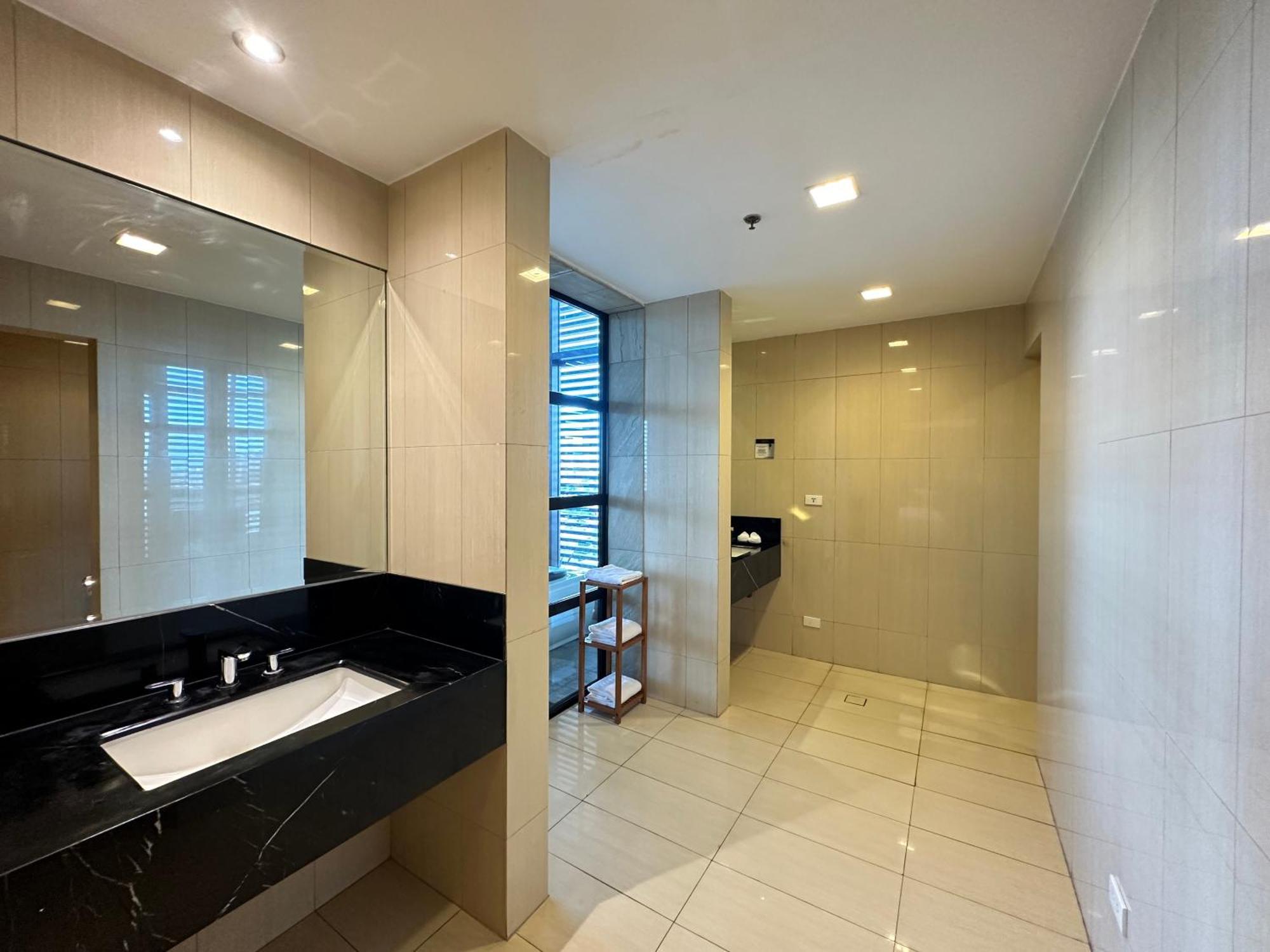 Luxent Hotel Кесон Сити Екстериор снимка