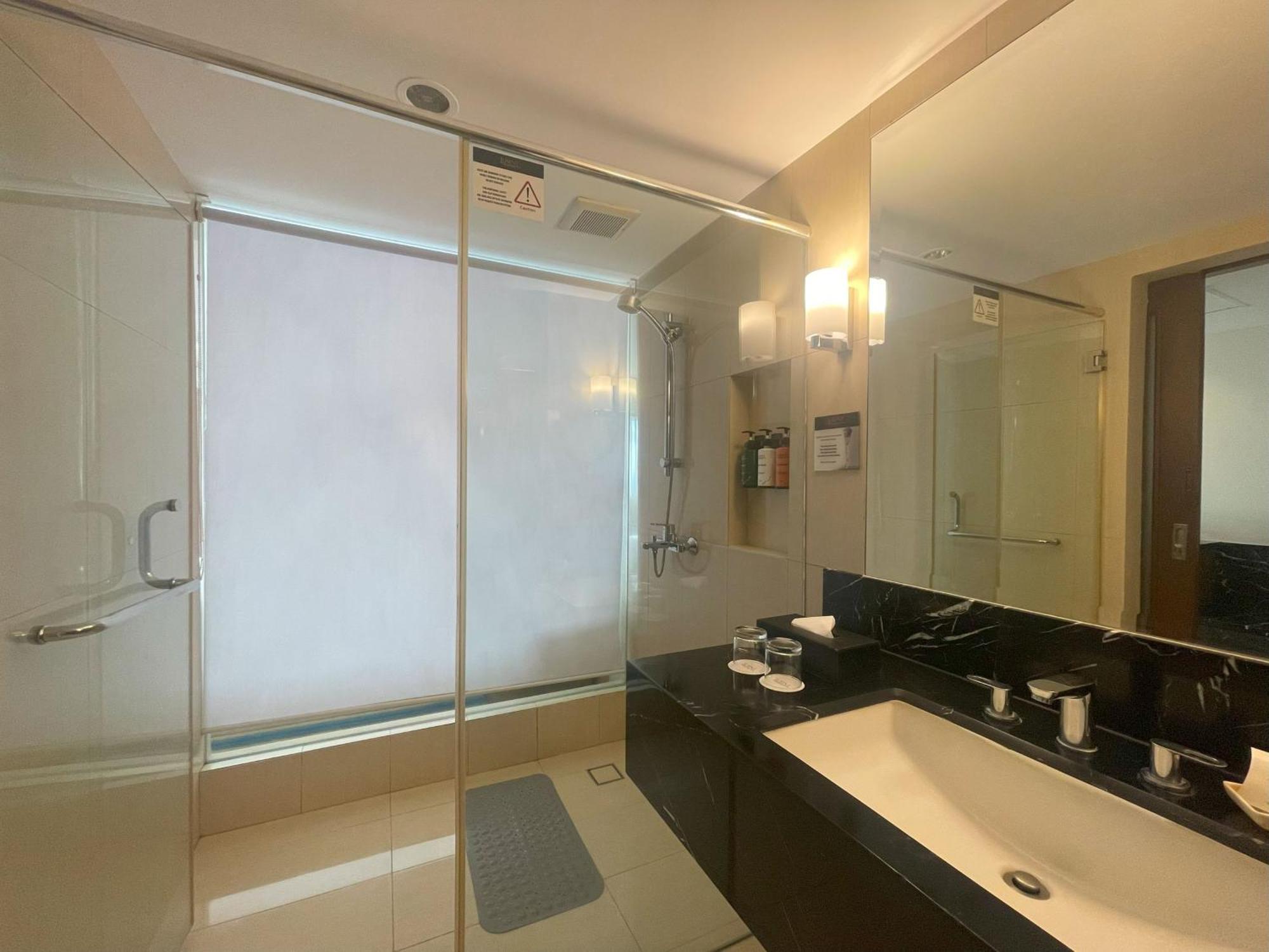 Luxent Hotel Кесон Сити Екстериор снимка