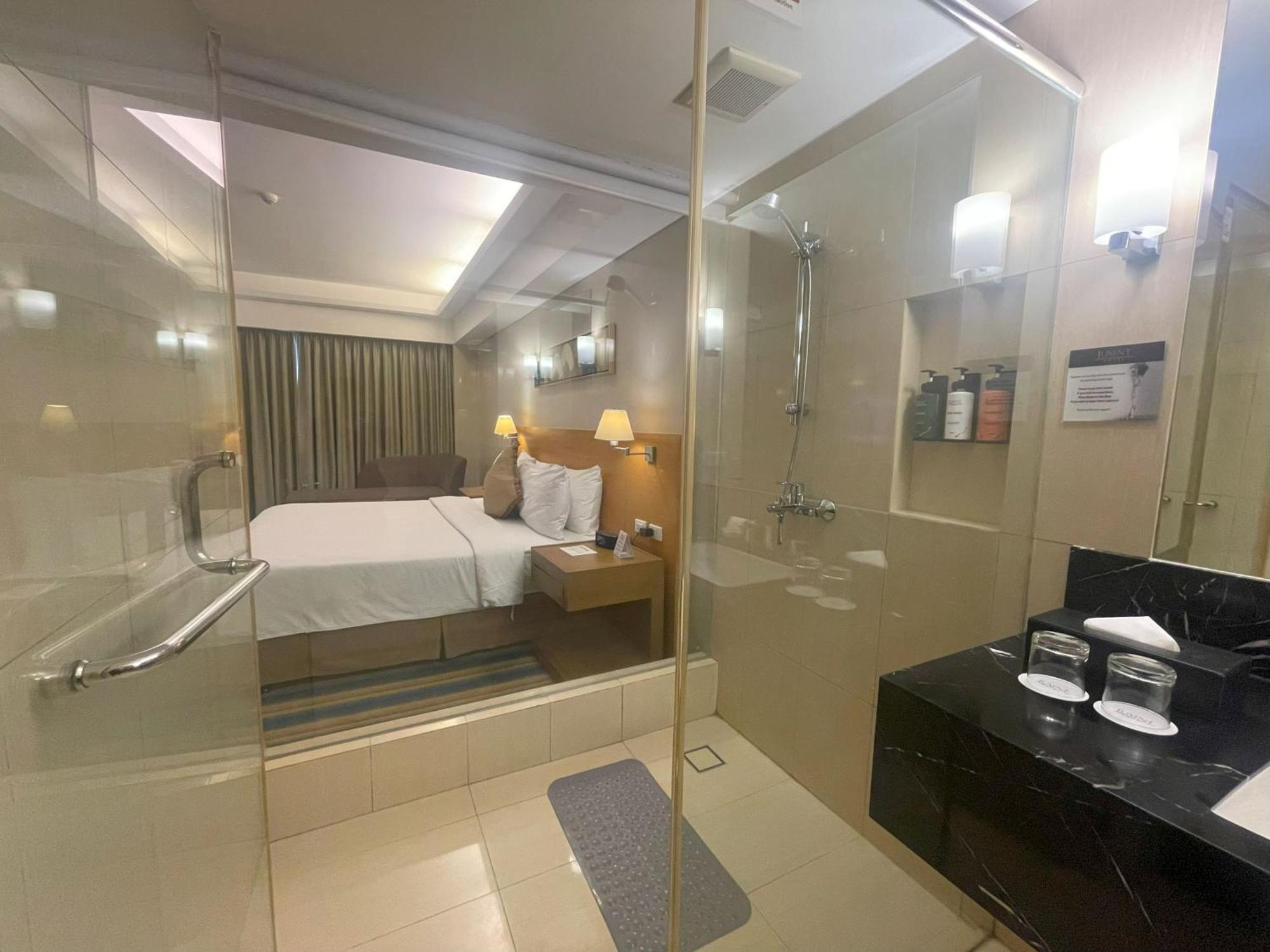 Luxent Hotel Кесон Сити Екстериор снимка