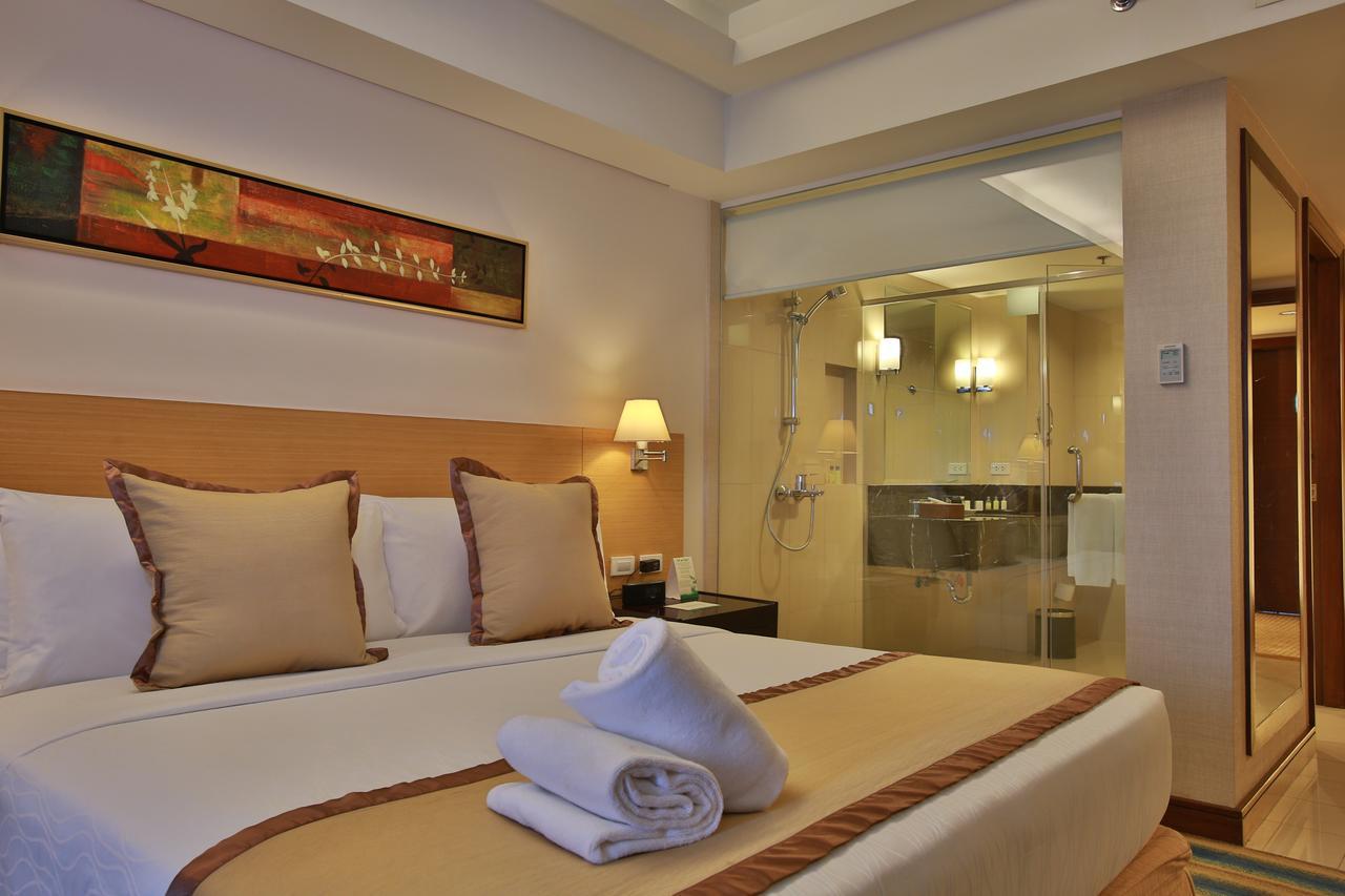 Luxent Hotel Кесон Сити Екстериор снимка
