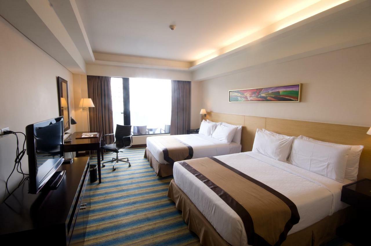 Luxent Hotel Кесон Сити Екстериор снимка