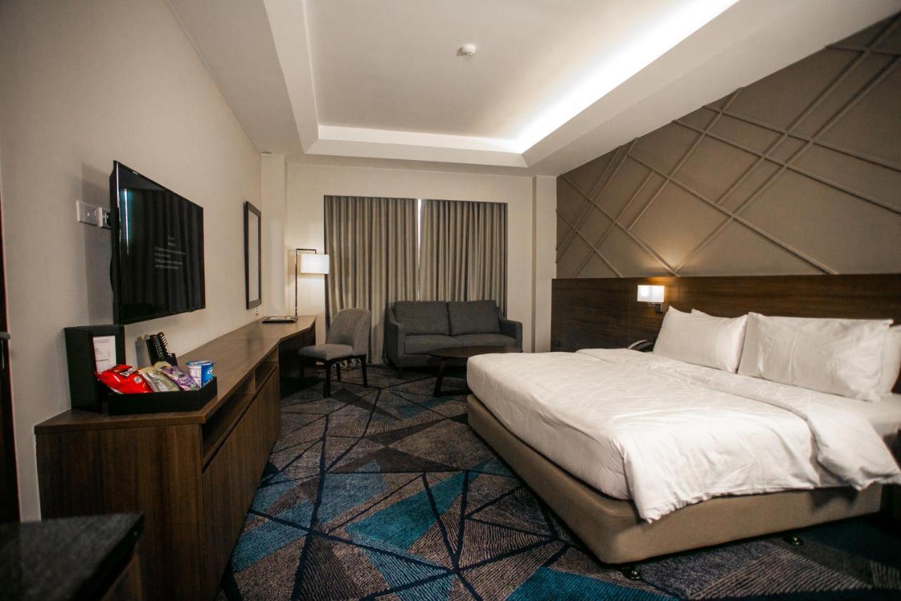 Luxent Hotel Кесон Сити Екстериор снимка