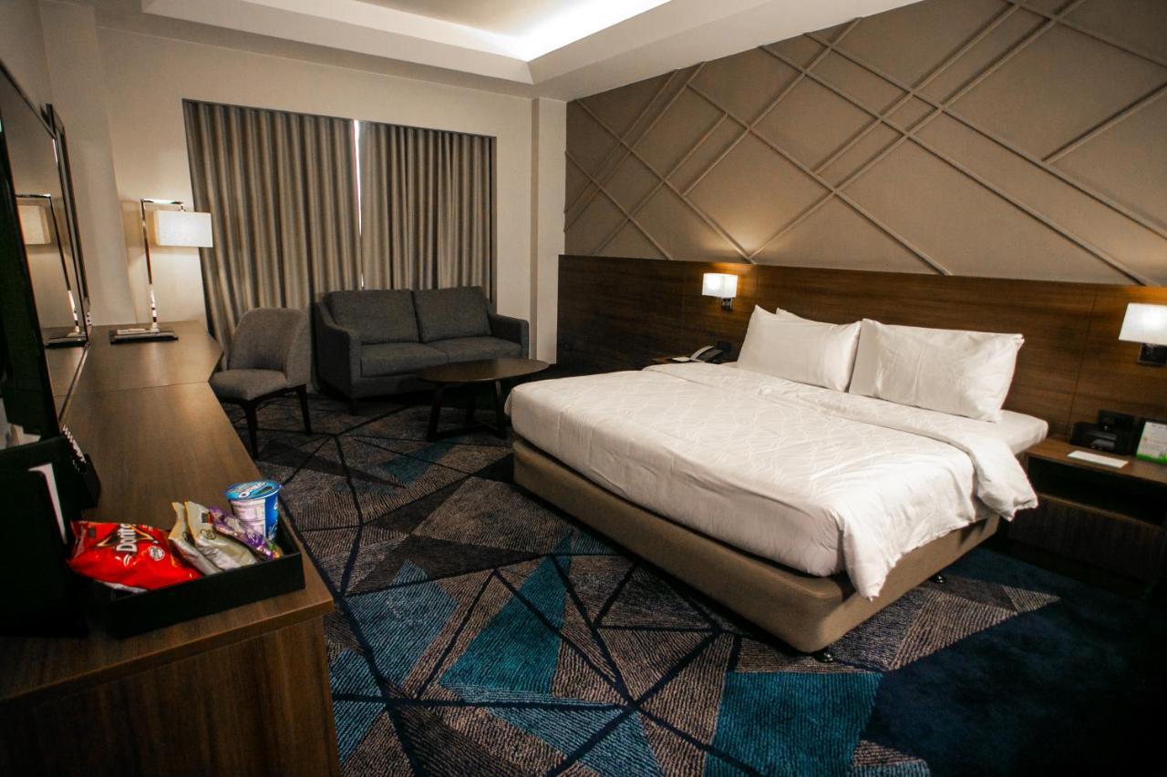Luxent Hotel Кесон Сити Екстериор снимка