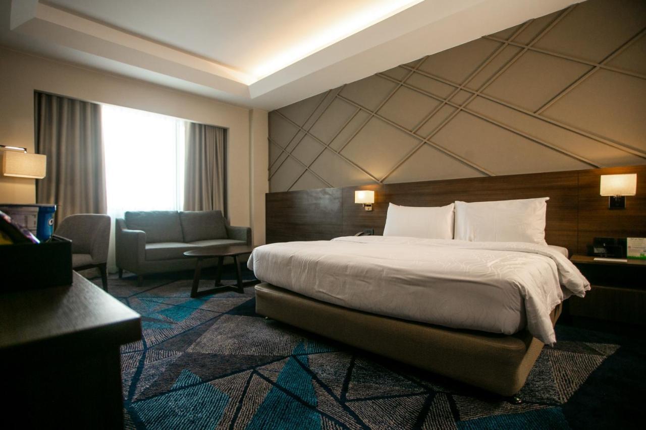 Luxent Hotel Кесон Сити Екстериор снимка