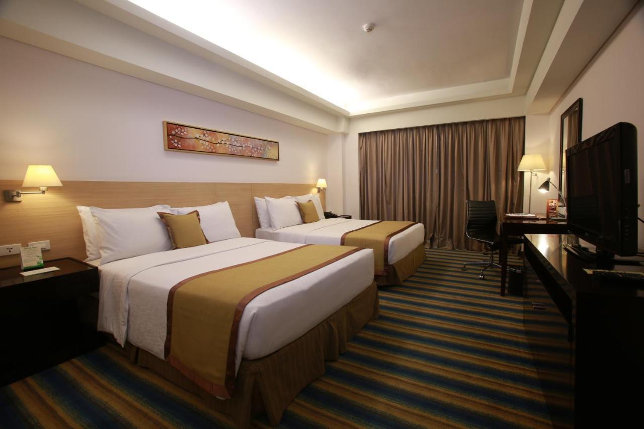 Luxent Hotel Кесон Сити Екстериор снимка